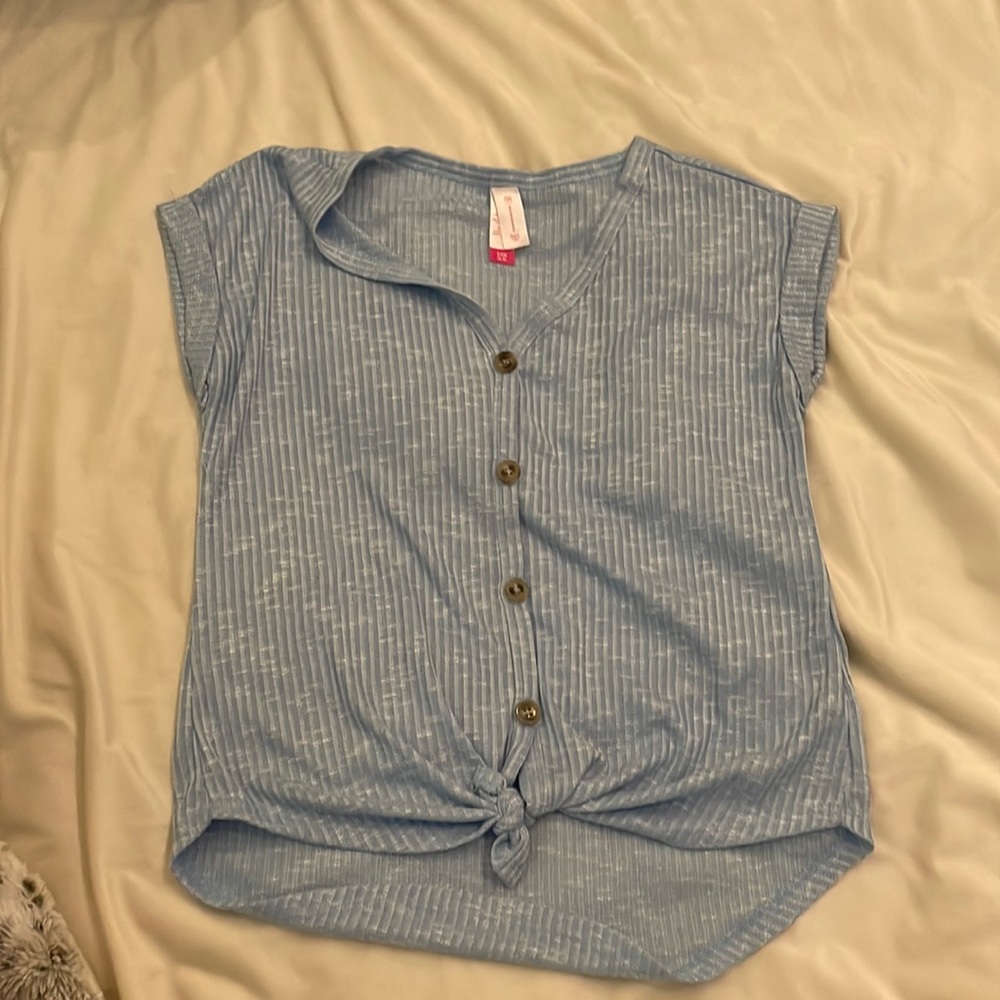 No Boundaries T-shirt | size SMALL | baby blue color